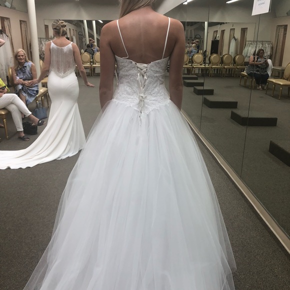 Wedding gown - Picture 4 of 7